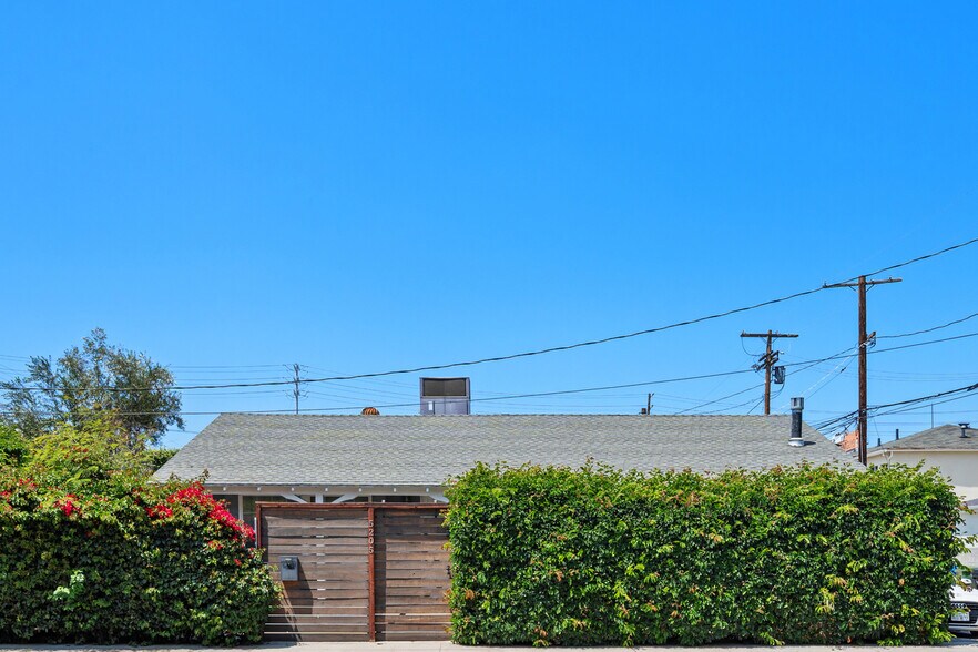 More Photos Of 12035 Magnolia Blvd, Valley Village Storefront Retail Residential For Sale