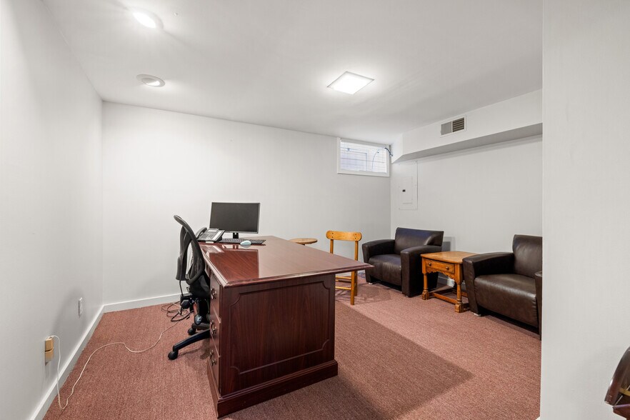 More Photos Of 520 E Maxwell St, Lexington Office For Sale