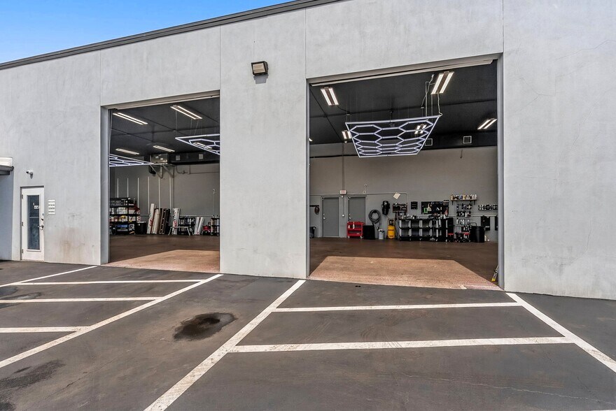 More Photos Of 12445 Collier Blvd, Naples Showroom For Sale