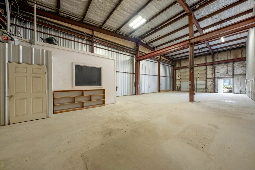 More Photos Of 2833 Roosevelt Ave, San Antonio Industrial For Lease