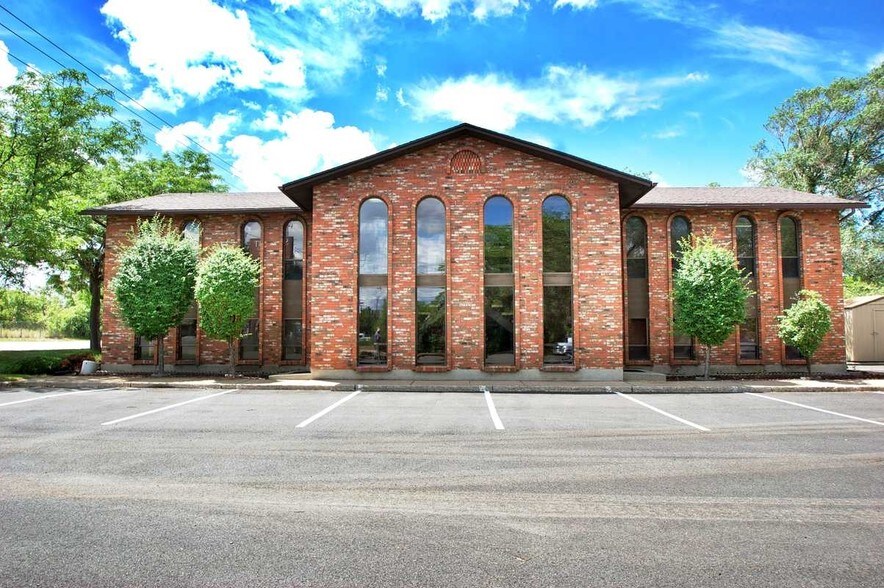 More Photos Of 2649 N Main St, Sunset Office For Sale