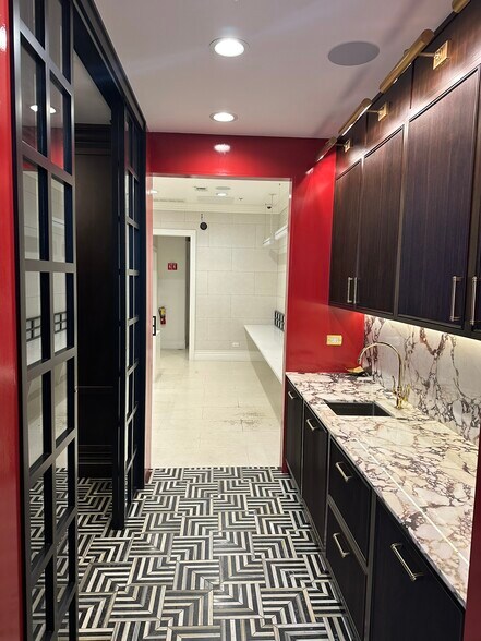 More Photos Of 906 N State St, Chicago General Retail For Lease