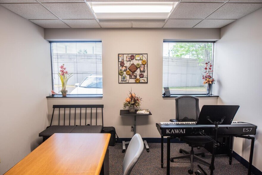 More Photos Of 919 Lilac Dr N, Golden Valley Coworking Space