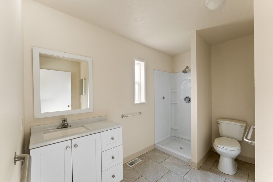 More Photos Of 132 NE Rifle Range St, Roseburg Apartments For Sale