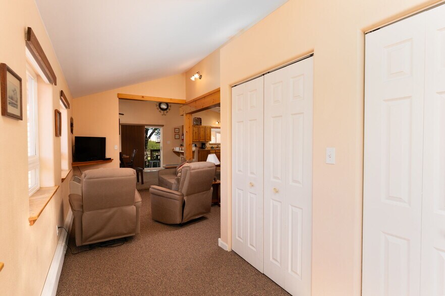 More Photos Of 1624 E Main St, Montrose Hotel For Sale