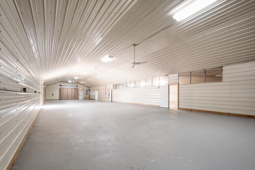 More Photos Of 21040 Loop 494, New Caney Warehouse For Lease