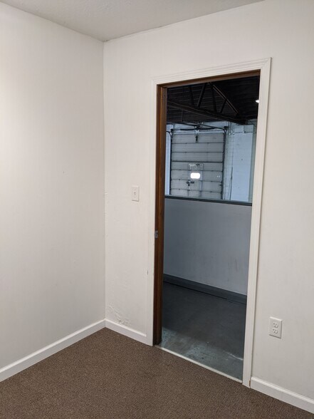 More Photos Of 250 S Kinzie Ave, Bradley Flex For Sale