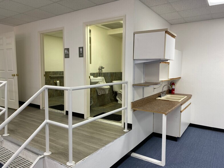 More Photos Of 3120-3131 E Riverside Dr, Fort Myers Research And Development For Lease