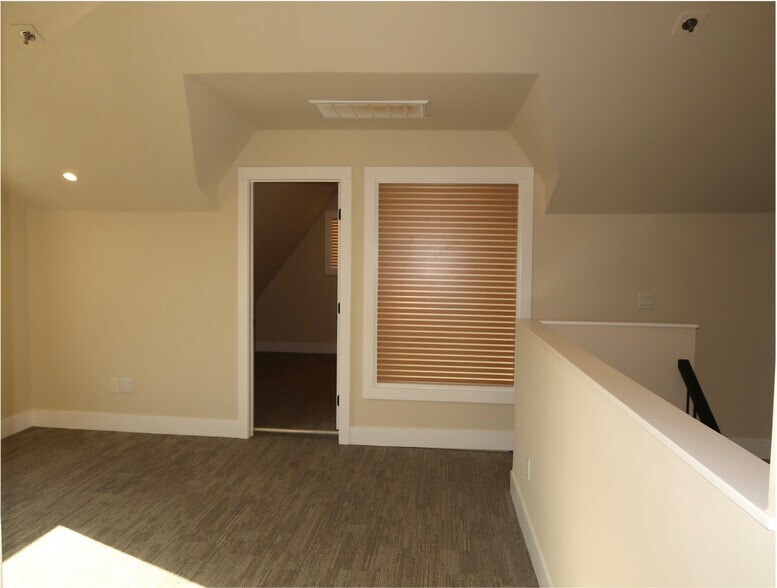 More Photos Of 189 South St, Oyster Bay Office For Lease