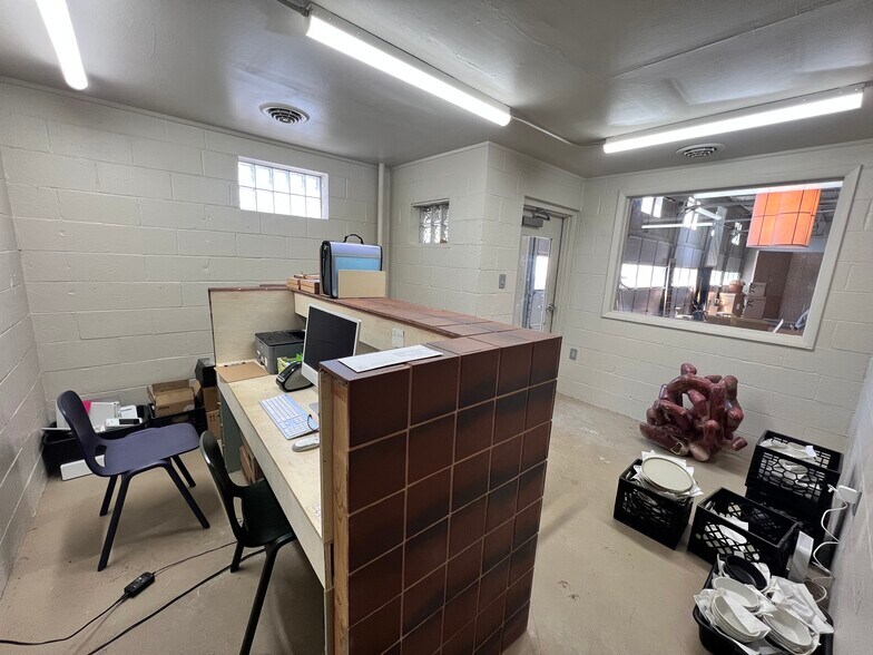 More Photos Of 3901 Falls Rd, Baltimore Auto Repair For Lease