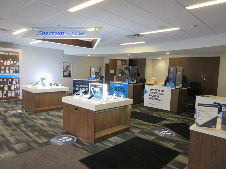 More Photos Of 380 Oaks Xing, Plainwell Freestanding For Lease