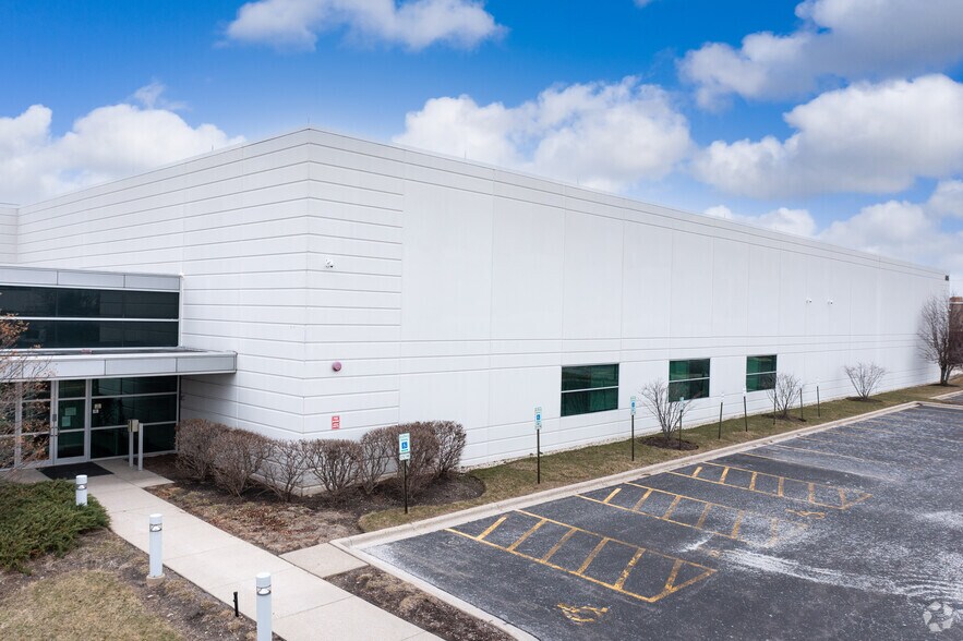 More Photos Of 605 Heathrow Dr, Lincolnshire Warehouse For Lease