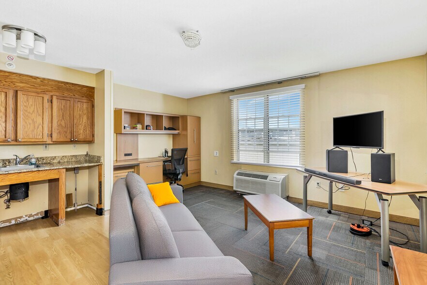 More Photos Of 4650 Cornell Rd, Blue Ash Hotel For Sale