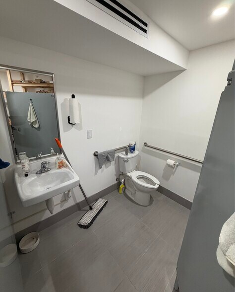 More Photos Of 21 Fillmore Dr, Sarasota Storefront For Lease