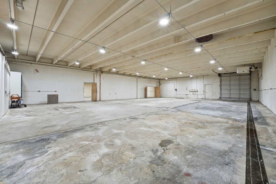 More Photos Of 2513-2515 E Willamette Ave, Colorado Springs Manufacturing For Lease