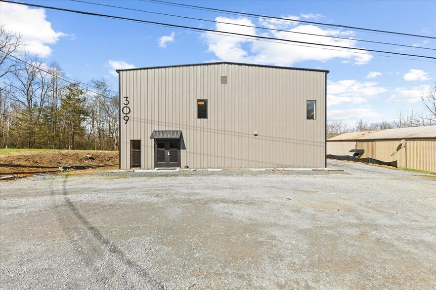 More Photos Of 309 E Springbrook Dr, Johnson City Flex For Lease