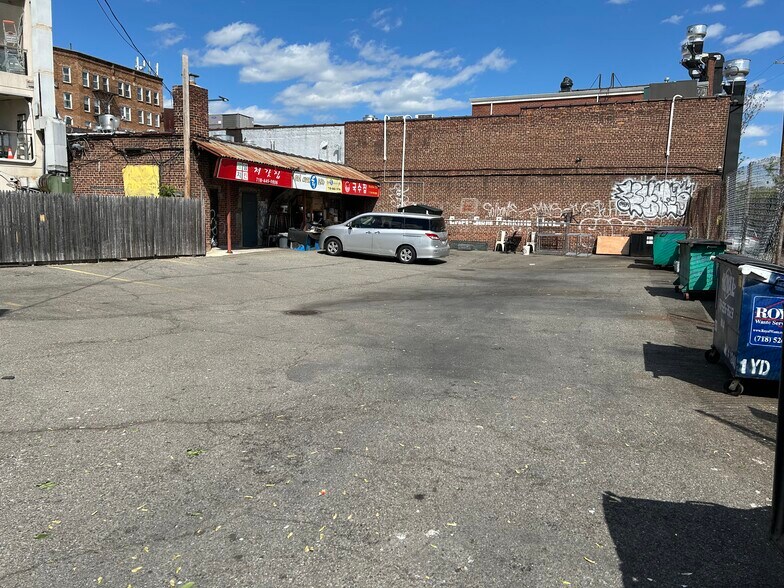 More Photos Of 16026 Northern Blvd, Flushing General Retail For Lease