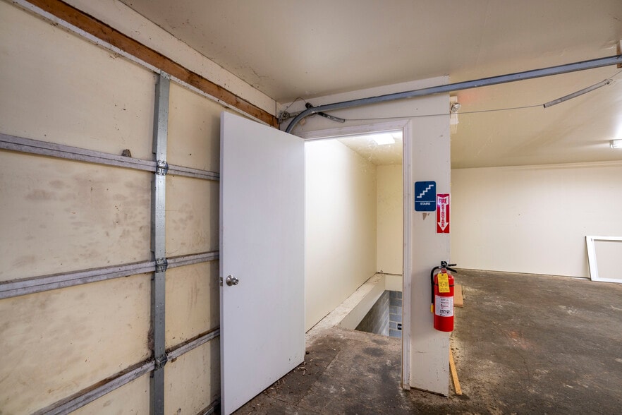 More Photos Of 3340 E Pleasant Valley Blvd, Altoona Freestanding For Sale