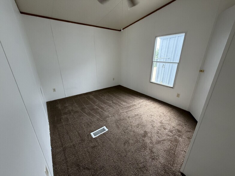 More Photos Of 2102 S 3rd St, Mabank Self Storage For Lease