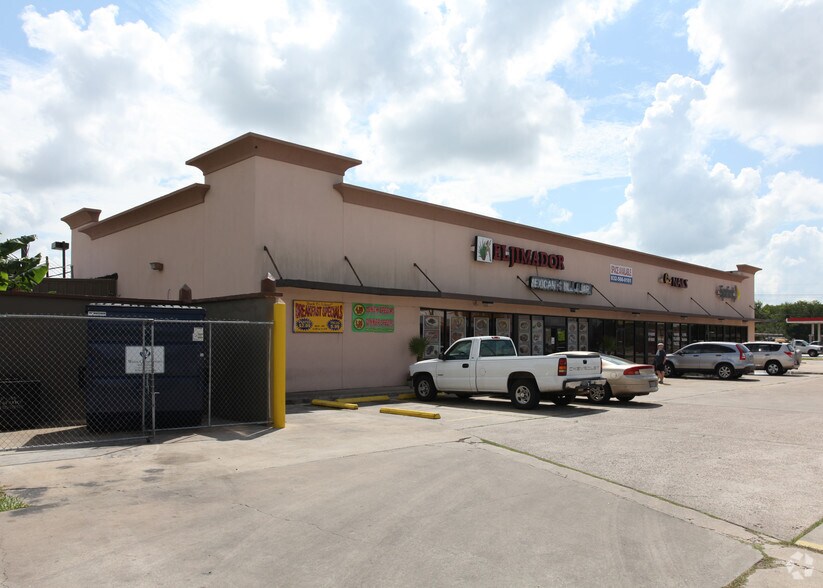 More Photos Of 1712 N Velasco St, Angleton General Retail For Lease