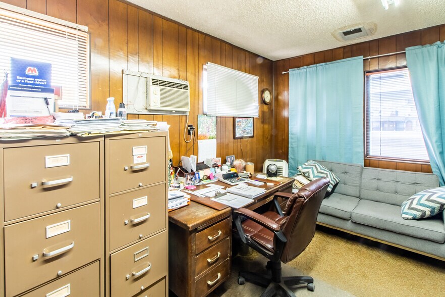 More Photos Of 404 Navajo Blvd, Holbrook Service Station For Sale