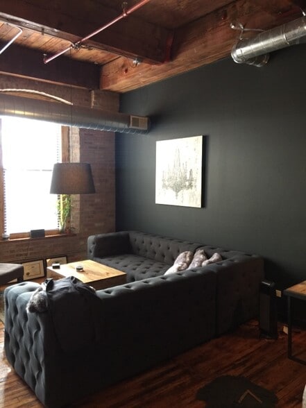 More Photos Of 1100 W Cermak Rd, Chicago Light Distribution For Lease