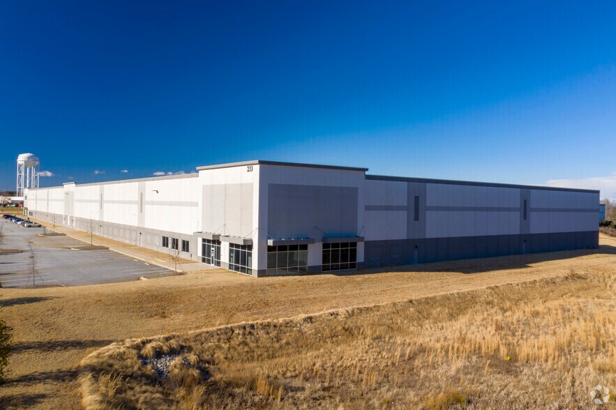 More Photos Of 231-233 Apple Valley Rd, Duncan Distribution For Lease