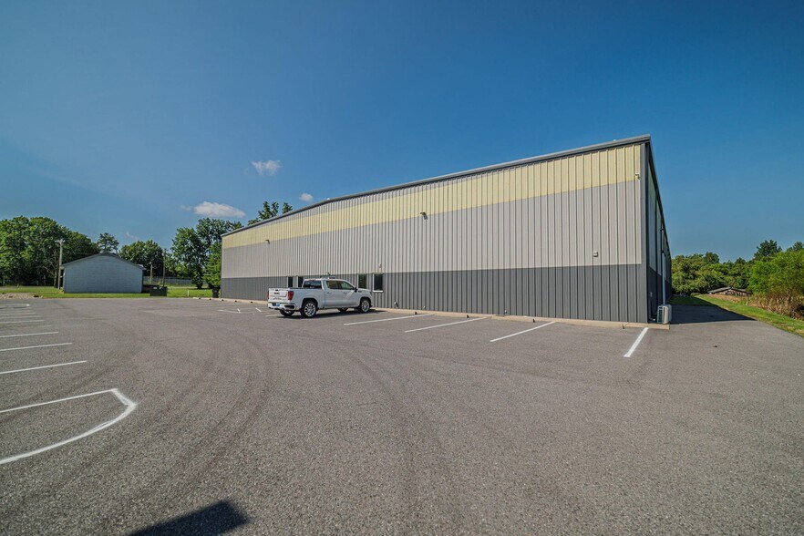 More Photos Of 8705 Cairo Rd, West Paducah Flex For Lease