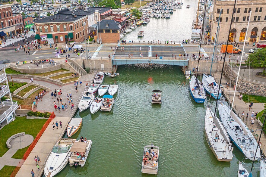 More Photos Of 401 Quay St, Port Huron Restaurant For Sale