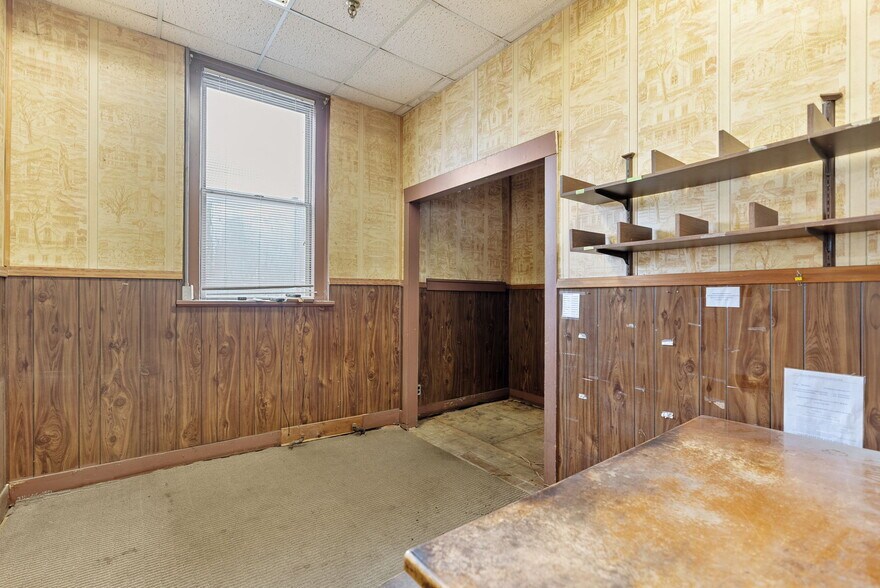 More Photos Of 314 E Market St, Warsaw Showroom For Sale
