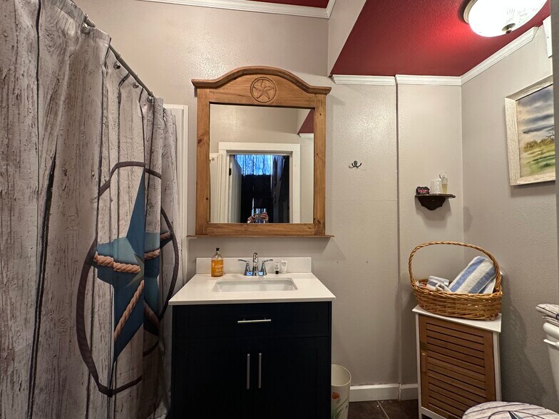 More Photos Of 101 N Waggoner St, Electra Flex For Sale