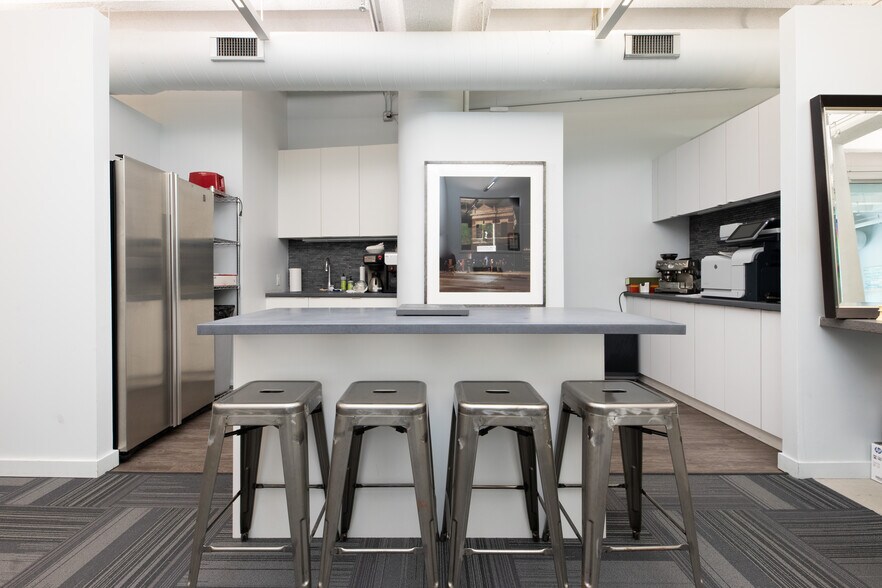 More Photos Of 401 W Superior St, Chicago Office For Lease