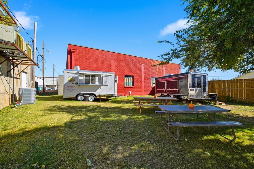 More Photos Of 608 E Leon St, Gatesville Office For Sale