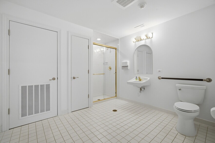 More Photos Of 836 Skokie Blvd, Northbrook Office For Sale