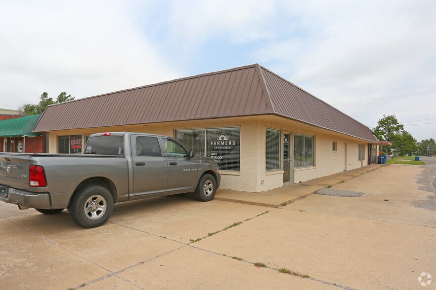 Primary Photo Of 201 W Main St, Tuttle Storefront For Lease
