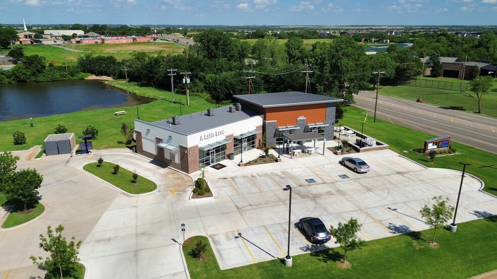 More Photos Of 12221 Ashford Dr, Yukon Storefront Retail Office For Lease