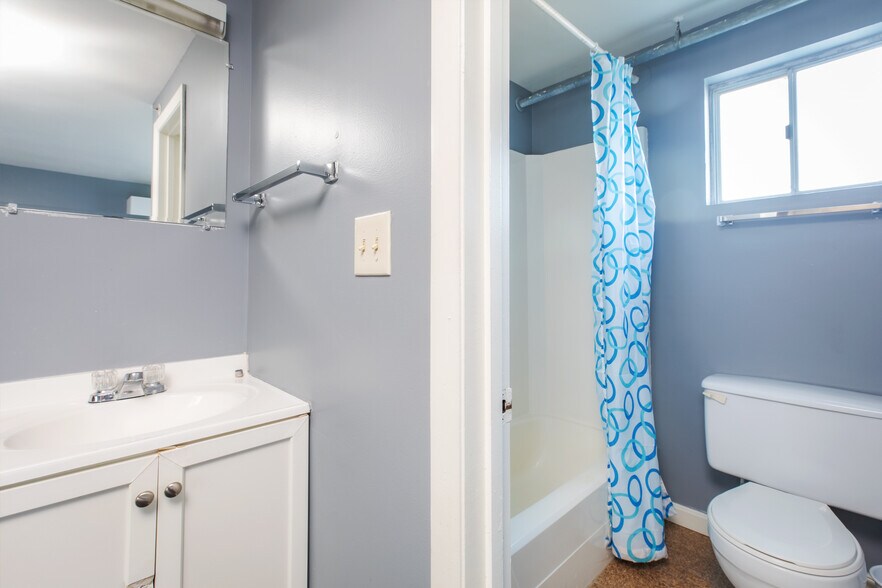 More Photos Of 198 Ashworth Ave, Hampton Hotel For Sale