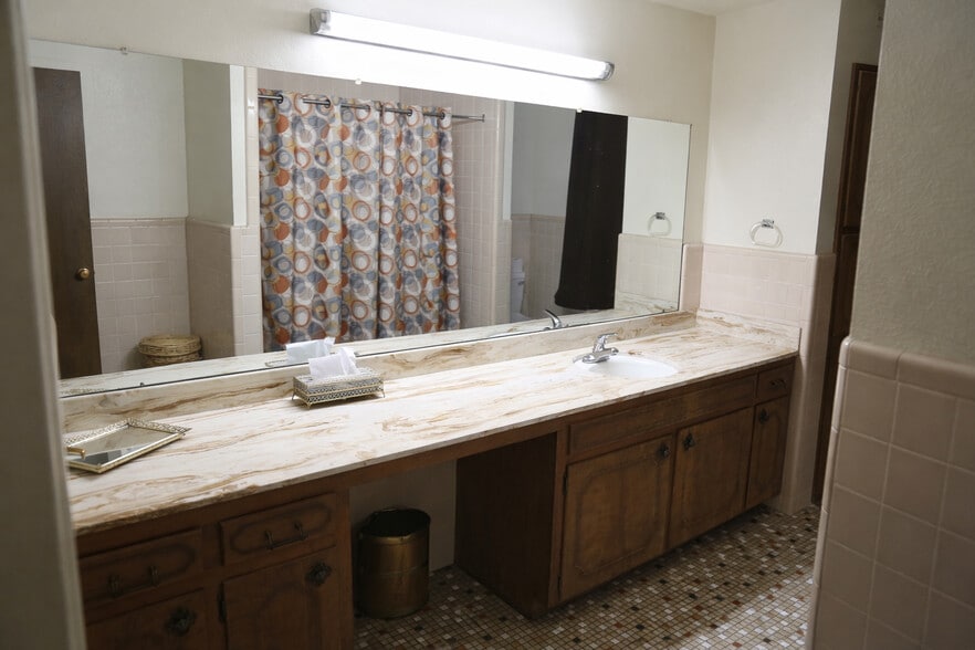 More Photos Of 304 College Ave, Levelland Hotel For Sale