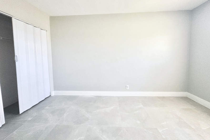 More Photos Of 999 W Prospect Rd, Oakland Park Apartments For Sale