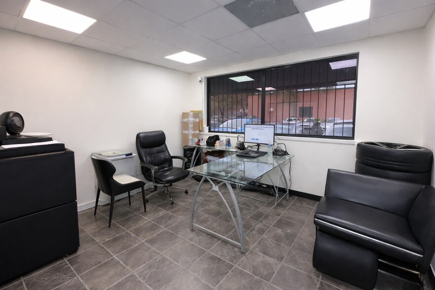 More Photos Of 13038 Research Blvd, Austin Freestanding For Lease