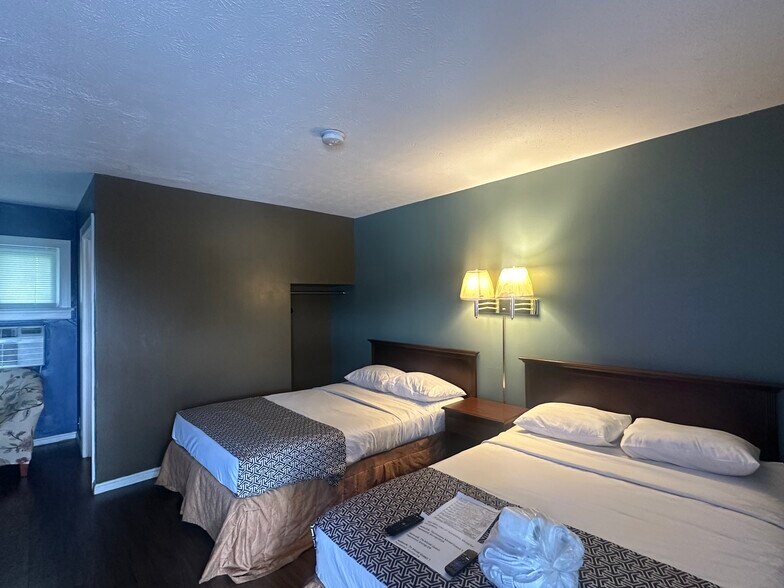 More Photos Of 124 Woods Ave, Caryville Hotel For Sale