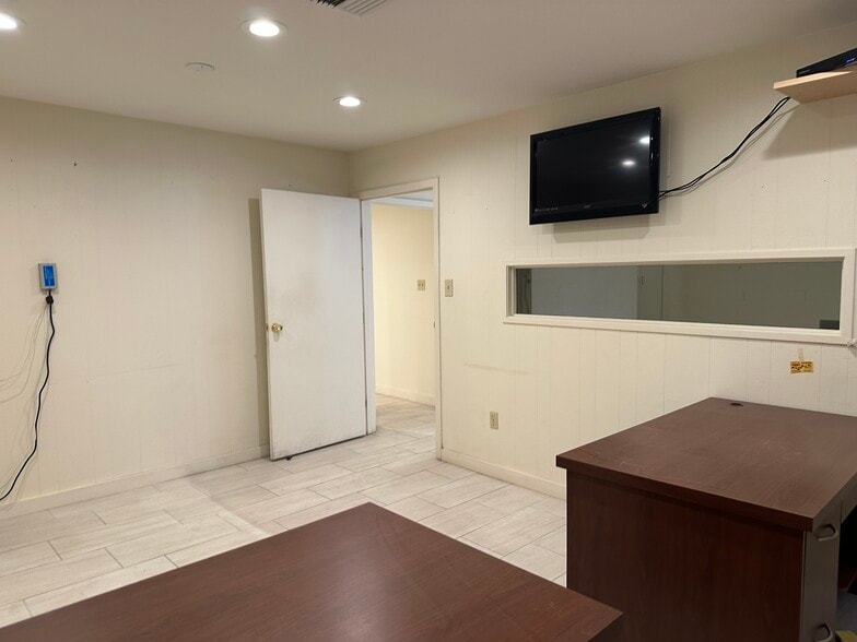 More Photos Of 8585-8587 Canoga Ave, Canoga Park Service For Lease
