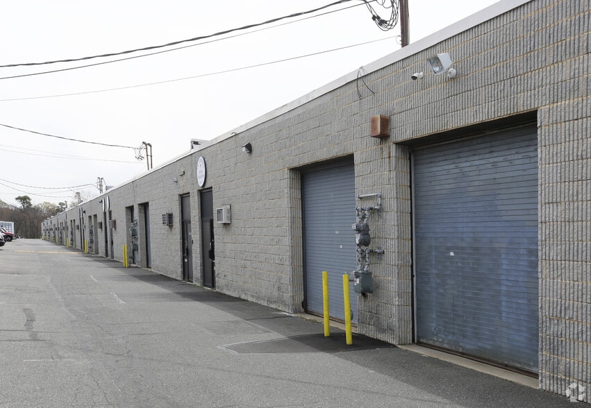 More Photos Of 65 Brook Ave, Deer Park Warehouse For Lease