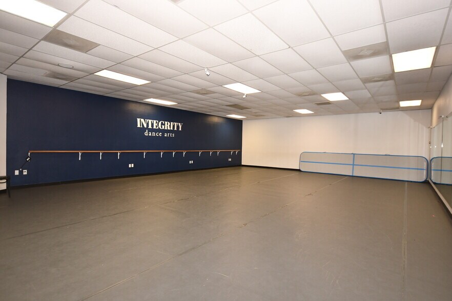 More Photos Of 901 Elm St, McKinney Flex For Sale