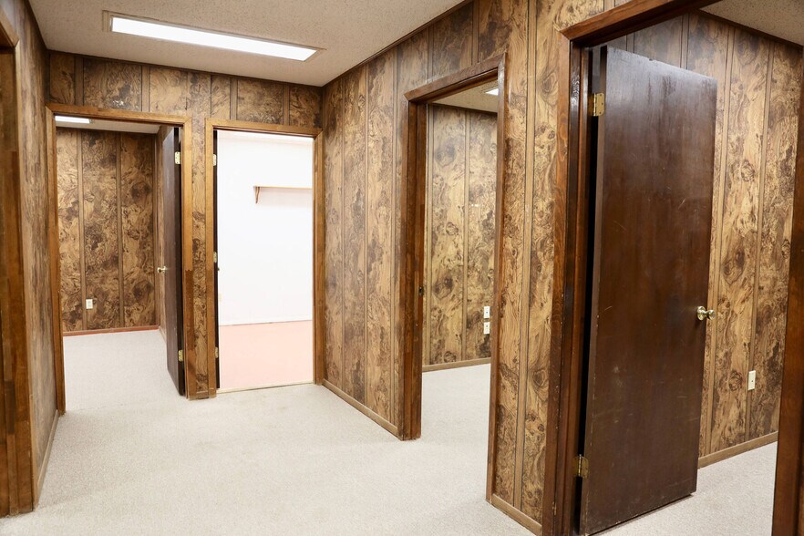 More Photos Of 1613 E Highway 350, Big Spring Light Manufacturing For Sale