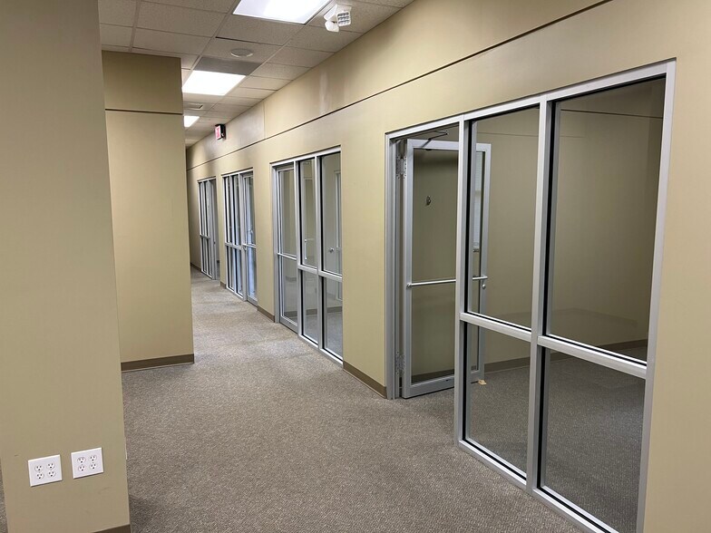 More Photos Of 550 Long Point Rd, Mount Pleasant Medical For Lease