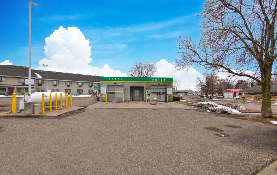 More Photos Of 101 W Hill St, Thorp Service Station For Sale