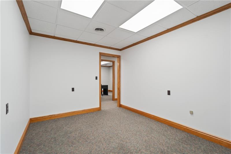 More Photos Of 114 Oil Ln, Hunker Office For Lease