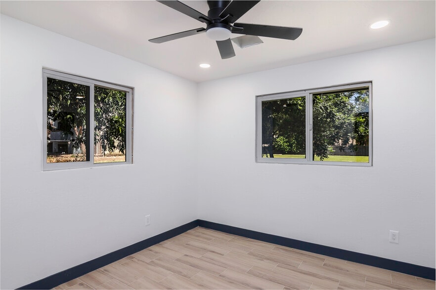 More Photos Of 958 W Main St, Mesa Flex For Lease