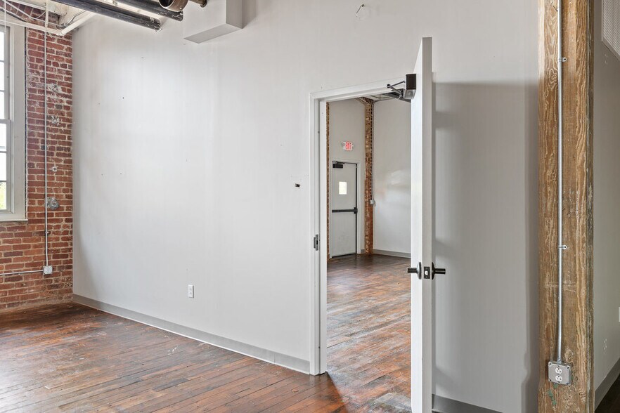 More Photos Of 205 Manufacturers Rd, Chattanooga General Retail For Lease
